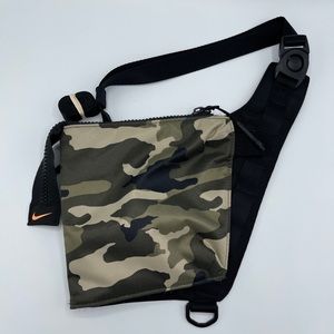 Nike Nike Air camo cross body bag